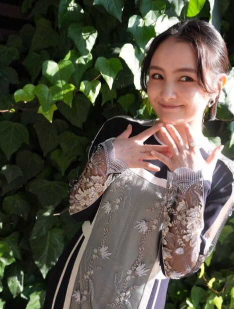 母親との関係:芸能界入りを後押しした「黒幕」的存在