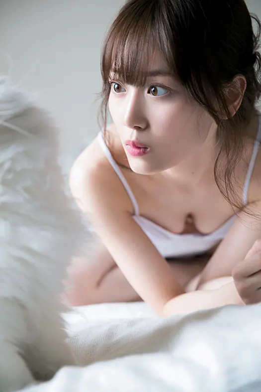 猫と見つめあう山下美月